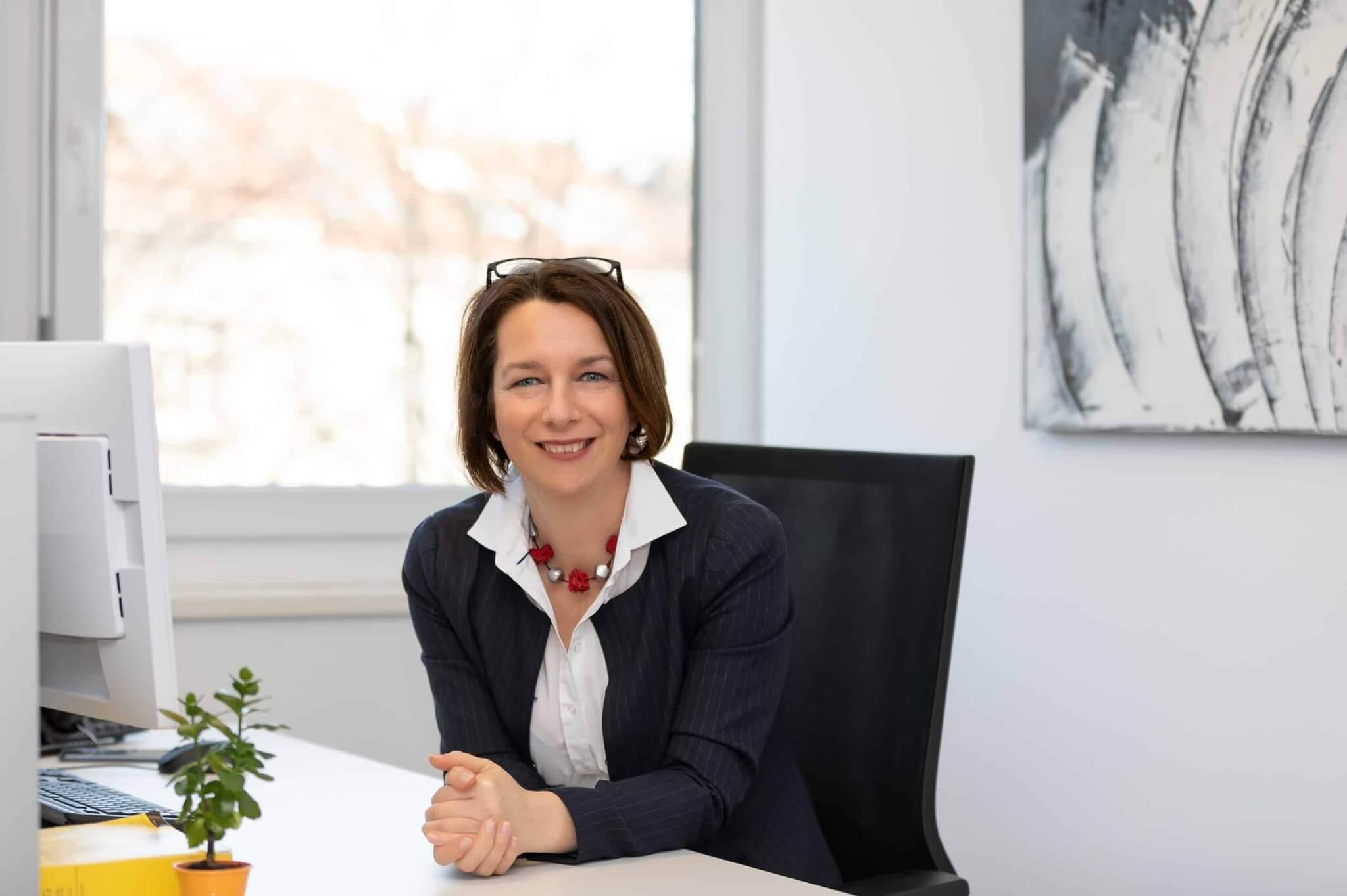 Freundliche Steuerberaterin im Büro, professionelle Beratung und Service in Wien, Steuerberatung